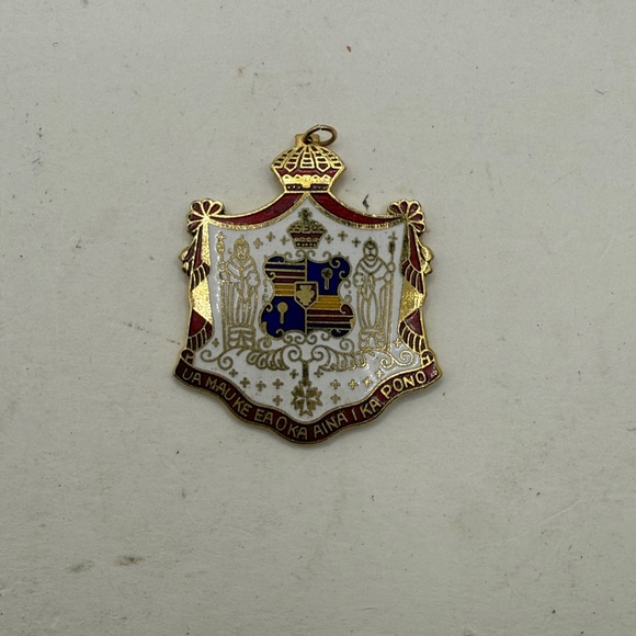 Vintage Hawaiian Coat Of Arms Enamel Pendant Jewelry Folk Art White Gold Tone - Picture 2 of 6